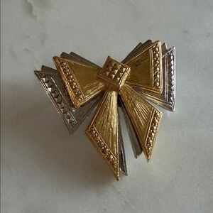 Avon vin Gold & Silver Bow Statement Brooch - Elegant Two-Tone Women's Jewelry
